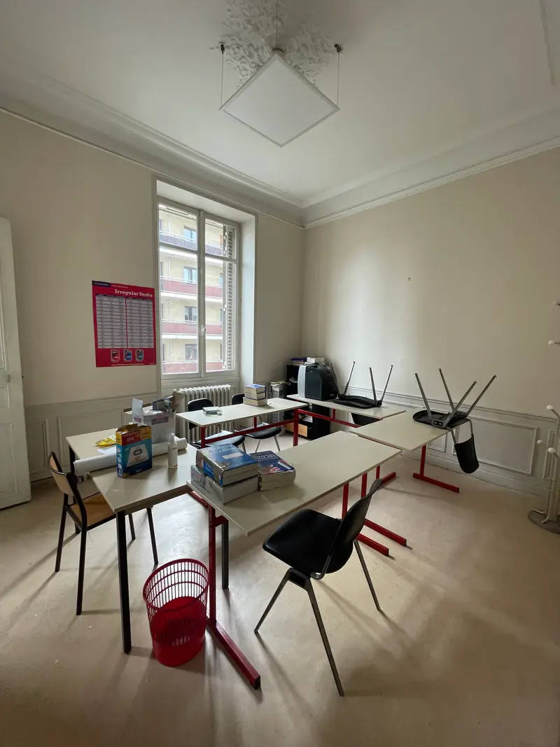 Chambre avant rénovation, revêtements dégradés – projet Accueillir, Reims